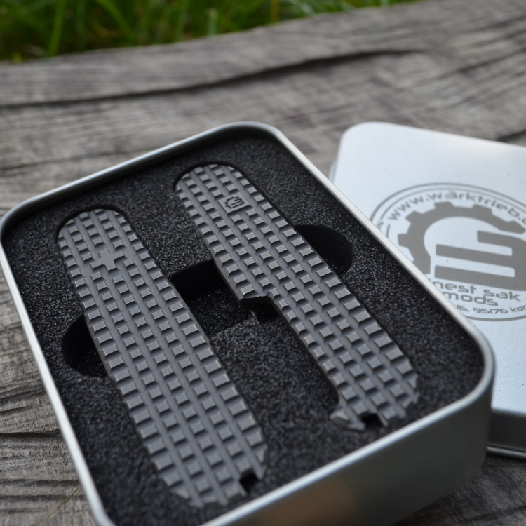 Preview: TITAN - HARDFRAGGED used wash - extrem griffig - ti - Griffschalen oder montiertes Taschenmesser - Titan Grade 5  (Ti 6AI 4V) - 91mm